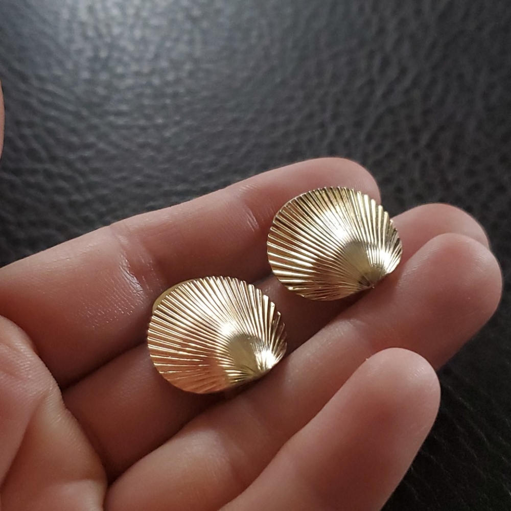 VTG Christian Dior clip on earrings